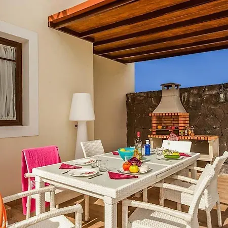 Playa Blanca Sleeps 8 Pool Air Con Wifi Villa