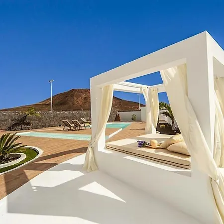 Playa Blanca Sleeps 8 Pool Air Con Wifi Villa Playa Blanca (Lanzarote)