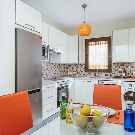 Playa Blanca Sleeps 8 Pool Air Con Wifi Vila